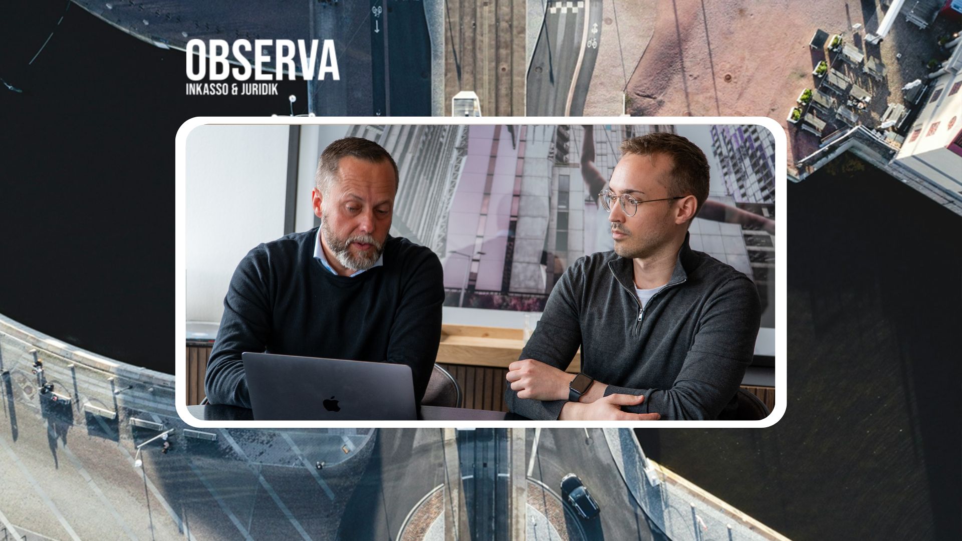 Ekonomichef granskar finansiella rapporter i kontorsmiljö – symboliserar dolda kostnader och långtidsprovision inom inkasso.